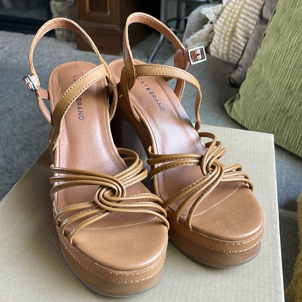 New Lucky Brand sandals !⭐️⭐️⭐️